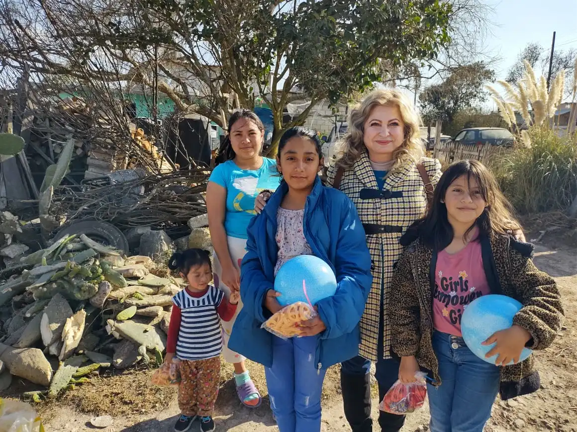 Entregó juguetes y dulces, la escritora, Betty González, en Singuilucan